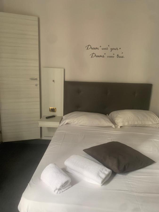 Hotel Poerio Наполи Екстериор снимка